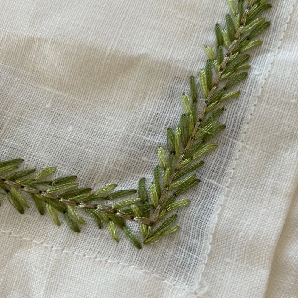 NWOT KIM SEYBERT JARDIN WHITE LINEN LIGHT & DARK GREEN AND GOLD THREAD SET OF 2